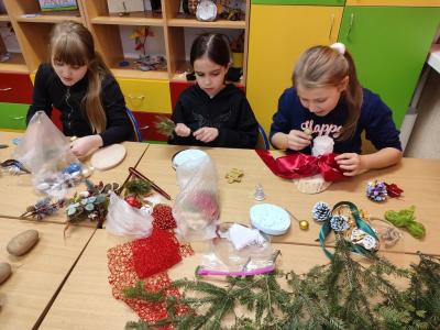 Uczniowie wykonują ozdoby i stroiki świateczne