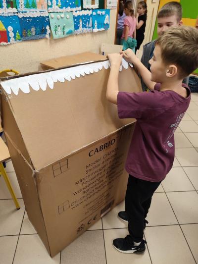 Uczniowie wykonują ozdoby i stroiki świateczne