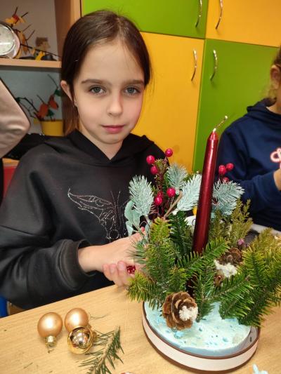 Uczniowie wykonują ozdoby i stroiki świateczne