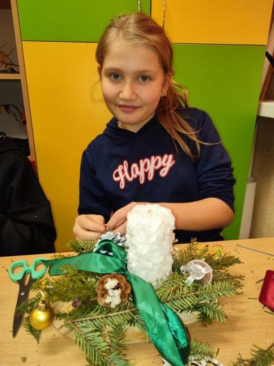 Uczniowie wykonują ozdoby i stroiki świateczne