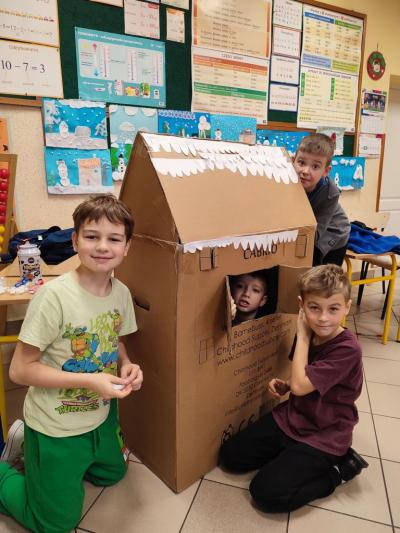 Uczniowie wykonują ozdoby i stroiki świateczne