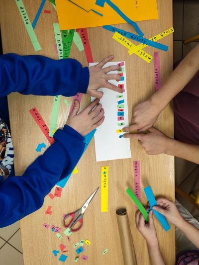 Uczniowie wykonują pudełko dobrych myśli - dobre słowo na Świeta Bożego Narodzenia i Nowy Rok