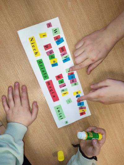 Uczniowie wykonują pudełko dobrych myśli - dobre słowo na Świeta Bożego Narodzenia i Nowy Rok