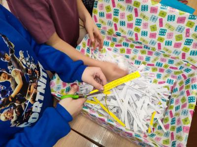 Uczniowie wykonują pudełko dobrych myśli - dobre słowo na Świeta Bożego Narodzenia i Nowy Rok