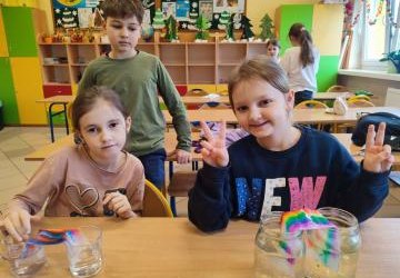 Eksperymenty z efektem wow - woda, barwniki, papier i eksplozje z piany