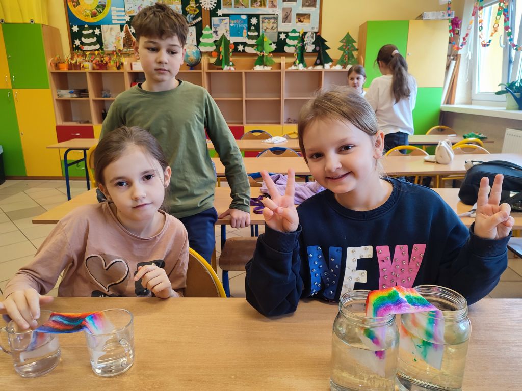 Eksperymenty z efektem wow - woda, barwniki, papier i eksplozje z piany