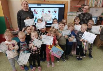 Grupa nagrodzonych dzieci pozuje do wspólnego zdjcia z nauczycielkami