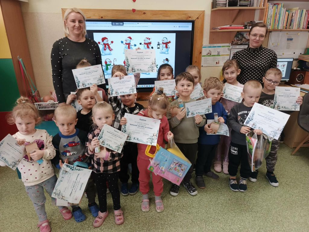 Grupa nagrodzonych dzieci pozuje do wspólnego zdjcia z nauczycielkami