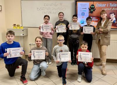 Uczniowie pozują do zdjęcia z certyfikatami