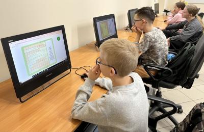 Uczniowie rozwiązują zadania w grze z okazji Dnia Bezpiecznego Internetu.