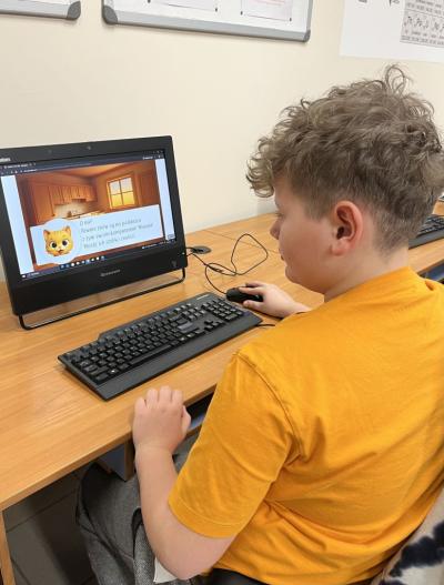 Uczeń rozwiązuje zadania w grze z okazji Dnia Bezpiecznego Internetu