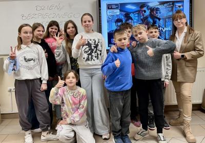 Uczniowie pozują do zdjęcia po zakończonych zajęciach