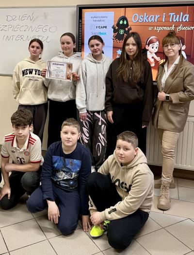 Uczniowie pozują do zdjęcia po zakończonych zajęciach.