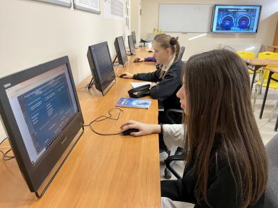 Uczennice rozwiązują zadania w grze z okazji Dnia Bezpiecznego Internetu