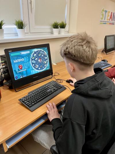 Uczeń rozwiązuje zadania w grze z okazji Dnia Bezpiecznego Internetu