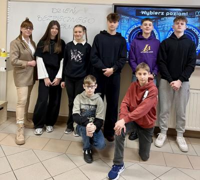 Uczniowie pozują do zdjęcia po zakończonych zajęciach