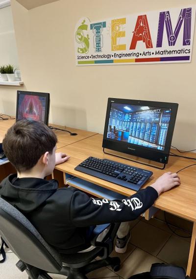 Uczeń rozwiązuje zadania w grze z okazji Dnia Bezpiecznego Internetu