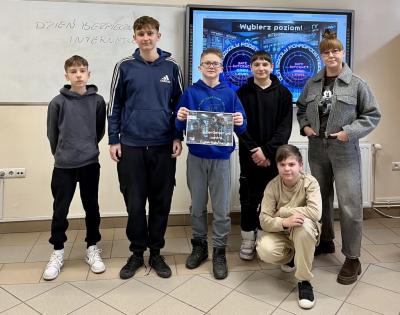 Uczniowie pozują do zdjęcia po zakończonych zajęciach