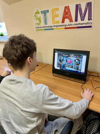 Uczeń rozwiązuje zadania w grze z okazji Dnia Bezpiecznego Internetu