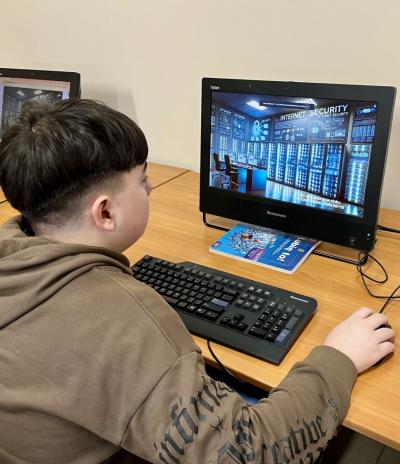 Uczeń rozwiązuje zadania w grze z okazji Dnia Bezpiecznego Internetu