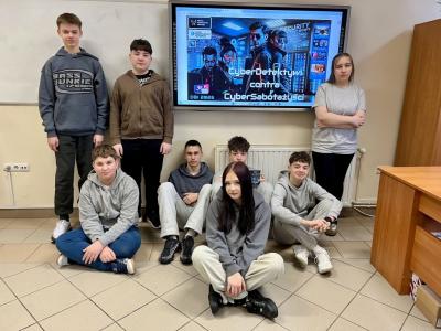 Uczniowie pozują do zdjęcia po zakończonych zajęciach