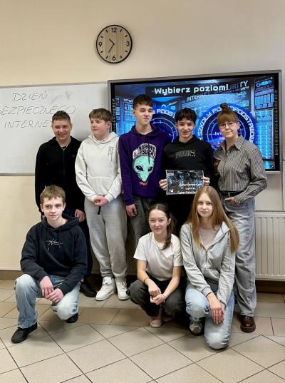 Uczniowie pozują do zdjęcia po zakończonych zajęciach