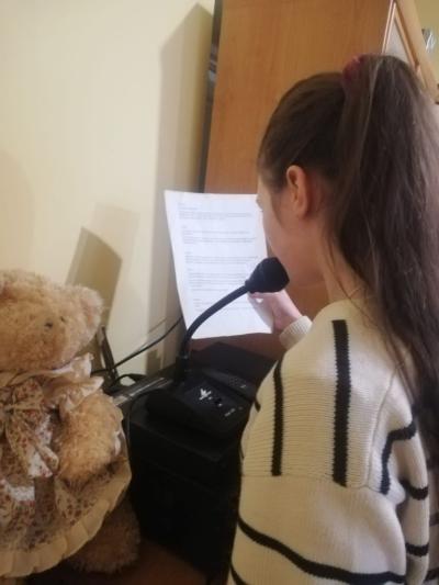 Uczennica  wystęouję w radiowęźle.