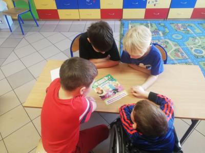 Chłopcy układają puzzle