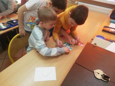 Dwóch uczniów układa puzzle