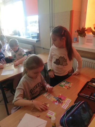 Dziewczynki układają puzzle