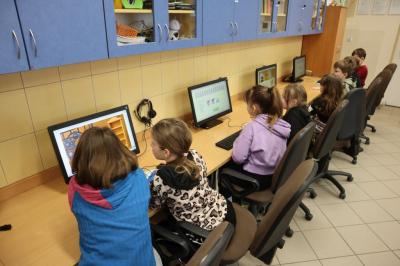 Uczniowie uczestniczą w obchodach dbi.