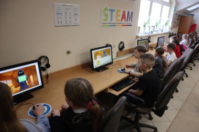 Uczniowie uczestniczą w obchodach dbi.