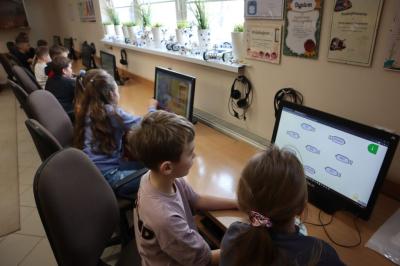 Uczniowie uczestniczą w obchodach dbi.