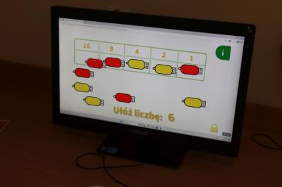 Uczniowie uczestniczą w obchodach dbi.