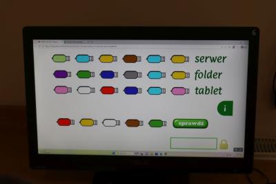 Uczniowie uczestniczą w obchodach dbi.