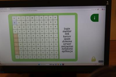 Uczniowie uczestniczą w obchodach dbi.