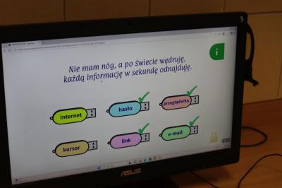 Uczniowie uczestniczą w obchodach dbi.