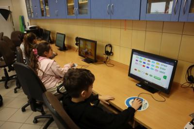 Uczniowie uczestniczą w obchodach dbi.