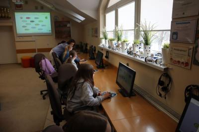 Uczniowie uczestniczą w obchodach dbi.