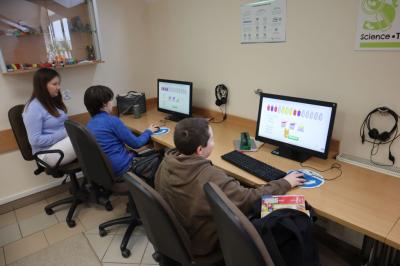 Uczniowie uczestniczą w obchodach dbi.