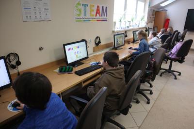 Uczniowie uczestniczą w obchodach dbi.