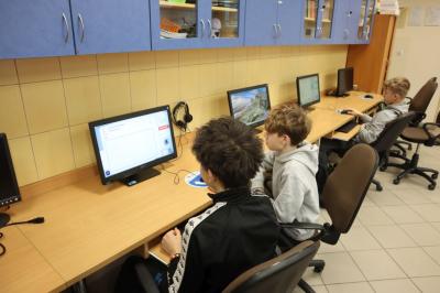 Uczniowie uczestniczą w obchodach dbi.