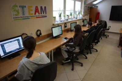 Uczniowie uczestniczą w obchodach dbi.