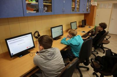 Uczniowie uczestniczą w obchodach dbi.