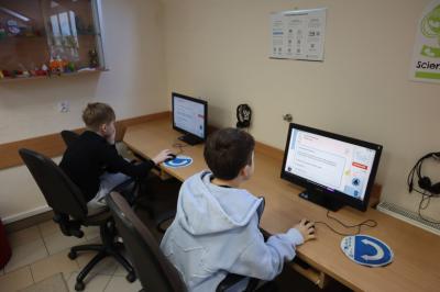 Uczniowie uczestniczą w obchodach dbi.