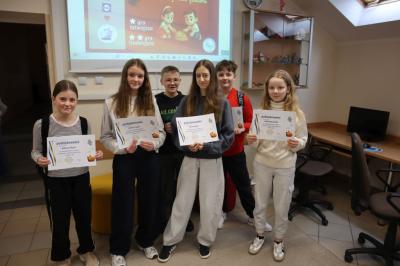 Uczniowie uczestniczą w obchodach dbi.