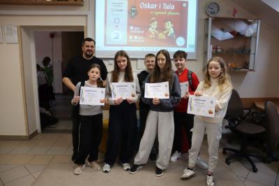 Uczniowie uczestniczą w obchodach dbi.