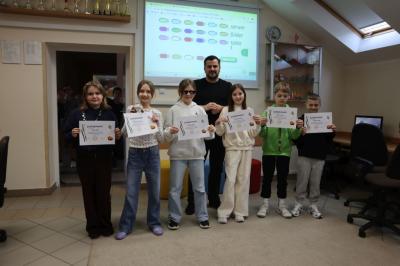 Uczniowie uczestniczą w obchodach dbi.