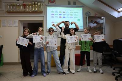 Uczniowie uczestniczą w obchodach dbi.