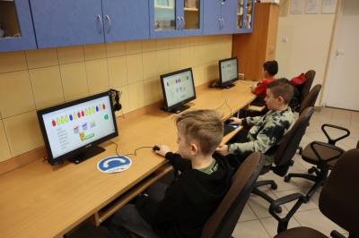 Uczniowie uczestniczą w obchodach dbi.